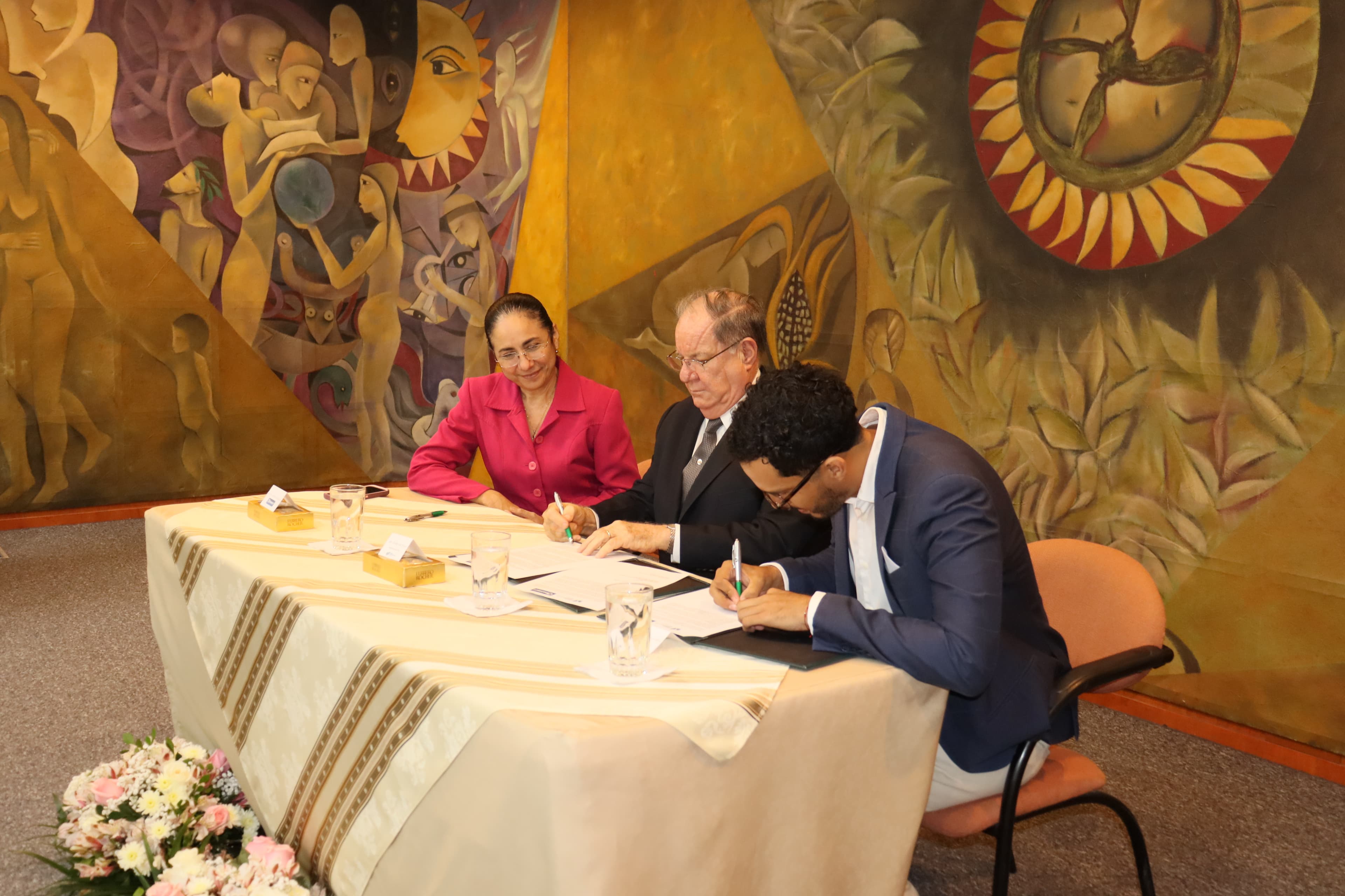 Firma de convenio institucional de FLOM